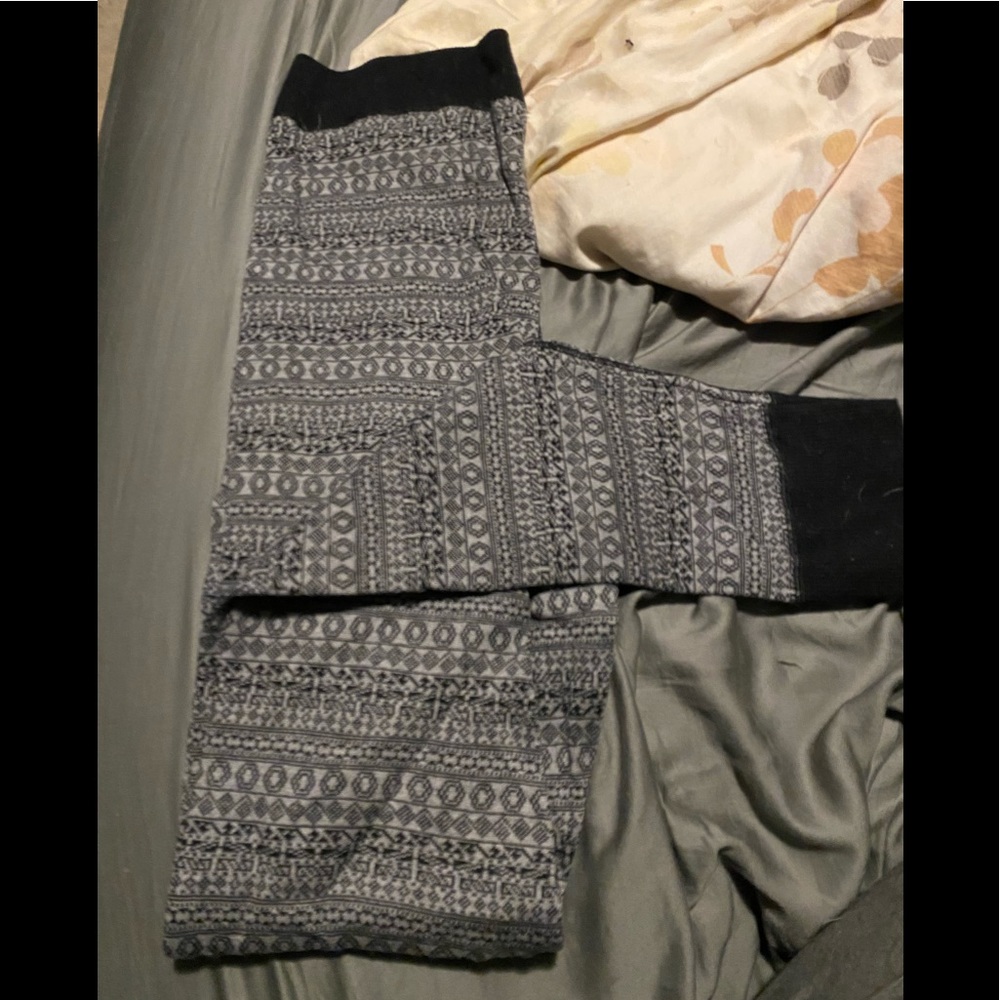 EUC Aritzia TNA holiday leggings RARE